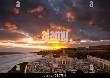 Lever de soleil sur l'historic Santa Maria Magdalena de Pazzis cimetière dans le vieux San Juan Puerto Rico Banque D'Images