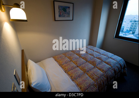 Petit et simple, mais propre et soucieux de son budget, une chambre d'hôtel d'affaires de style occidental pour une personne au Japon. Banque D'Images