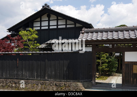 Uchiyamake Bukeyashiki historique ancienne résidence samouraï Kyu vu de l'extérieur de la rue principale porte de la ville de Echizen-Ono à Fukui. Banque D'Images