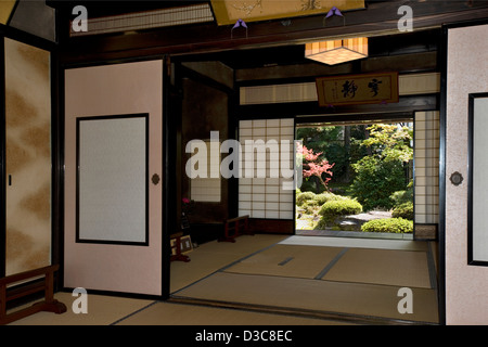 Tatami et cloisons avec écran coulissant sur le jardin à Bukeyashiki Uchiyamake Kyu, résidence de samouraïs, Ehime Echizen-Ono Banque D'Images