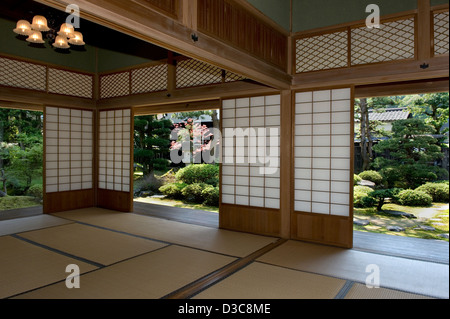 Écrans coulissants Shoji ouvert à vue ensoleillée du jardin japonais à Bukeyashiki Uchiyamake Kyu dans maison samouraï Echizen-Ono, Japon Banque D'Images