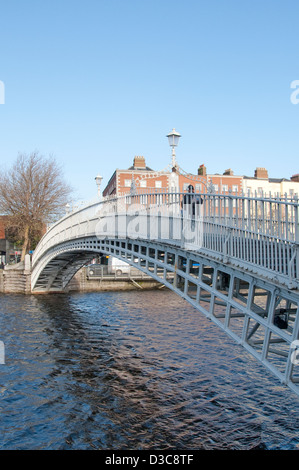 Le Halfpenny Bridge sur la rivière Liffey à Dublin en Irlande Banque D'Images