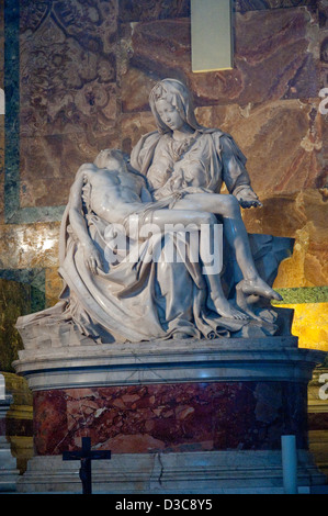 La Pietà de Michel-Ange dans la basilique Saint-Pierre du Vatican à Rome Banque D'Images