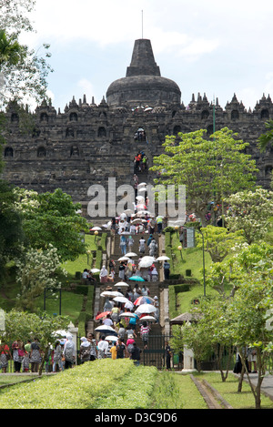Une foule de touristes montent les marches menant au temple bouddhiste de Borobudur à Java, Indonésie Banque D'Images
