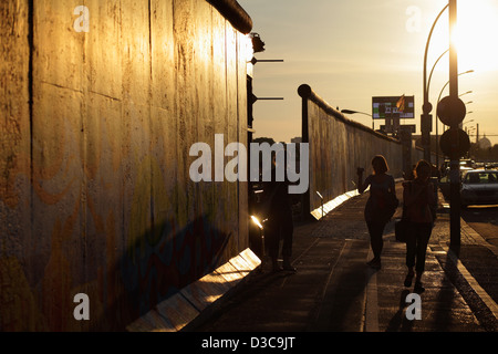 Berlin, Allemagne, les touristes au coucher du soleil sur la East Side Gallery Banque D'Images