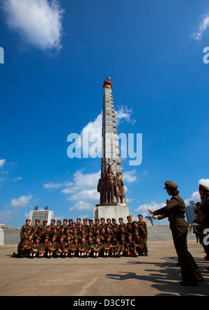 Pause femmes soldats dans l'avant de la tour de l'idée Juche, Pyongyang, Corée du Nord Banque D'Images