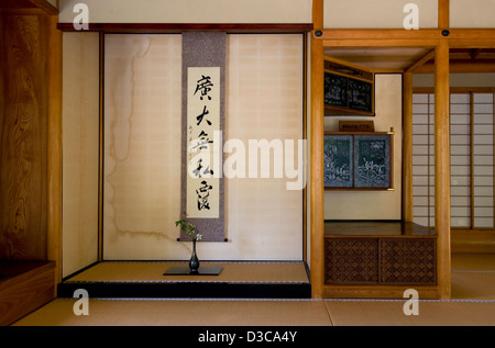 Bois naturel de l'intérieur, étage tatami et du papier avec des écrans shoji tokonoma alcôve faites défiler jusqu'à Yokokan Villa, Fukui, Japon Banque D'Images