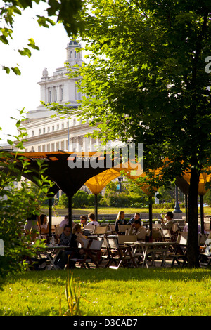 La Bulgarie, Europe, Sofia, Garden City, le restaurant en plein air en face du siège de l'ancien Comité Central du Parti communiste Banque D'Images