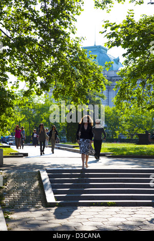 La Bulgarie, Europe, Sofia, University Park, les piétons qui se promènent dans la Parc, Université Saint Kliment. Obridski Banque D'Images