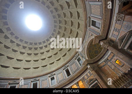 Intérieur du dôme du Panthéon, Rome, Italie Banque D'Images