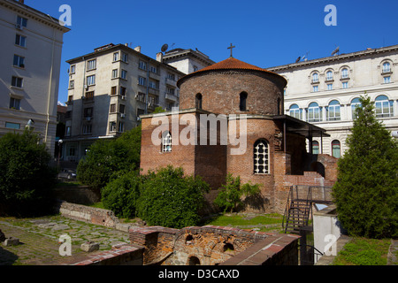 La Bulgarie, Europe, Sofia, Ploshtad place Nezavisimost, rotonde médiévale de Sveti Georgi. Banque D'Images