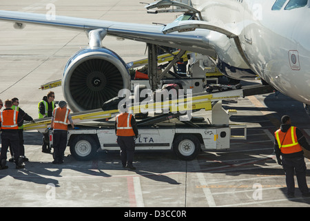 Denver, Colorado - l'équipe au sol de déchargement des bagages d'un avion de Delta Airlines à l'Aéroport International de Denver. Banque D'Images