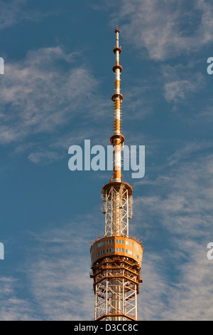 Tour de télécommunication à Kiev, Ukraine. Il est le plus grand réseau indépendant de la construction en acier dans le monde. Construite en 1973. Banque D'Images