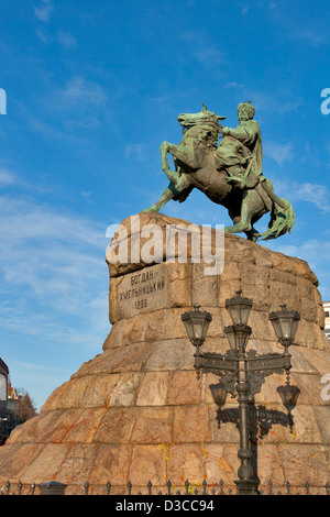 Bogdan Chmielnicki (1595-1657) monument érigé en 1888 à Kiev, Ukraine. Il a été l'hetman des Cosaques zaporogues Hetmanate. Banque D'Images