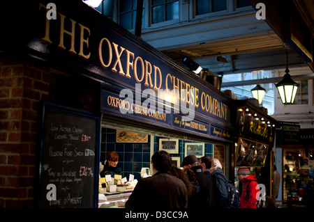 L'Oxford Cheese Company boutique dans le marché couvert, Oxford, UK Banque D'Images