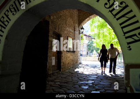 La Bulgarie, Europe, Rhodope, Bachkovo Monastery, Archway, Couple d'entrée. Banque D'Images