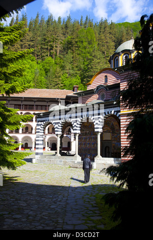 La Bulgarie, Europe, Monastère de Rila niché dans les montagnes de Rila, Cour, dortoirs, Église de la Nativité. Banque D'Images