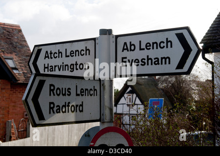 Road sign in Church Lench village, Worcestershire, Angleterre, RU Banque D'Images