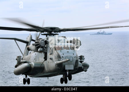 US Marine CH-53E Super Stallion mène des opérations de vol d'hélicoptère près de l'USS croiseur lance-missiles Anzio et le navire d'assaut amphibie USS Kearsarge 14 février 2013 dans l'océan Atlantique. Les navires participent à une formation conjointe avec les marins du Royaume-Uni. Banque D'Images