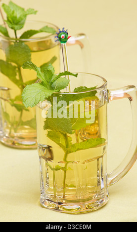 Tisane sur fond jaune Banque D'Images