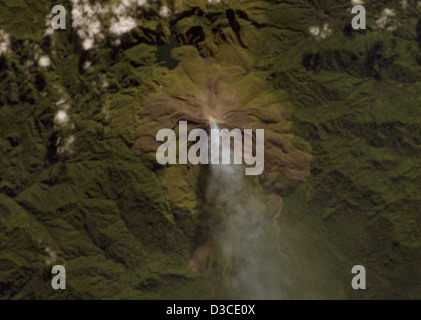 L'équipe d'observation de la Terre de la NASA a capturé une image du mont Bagana sur l'île de Bougainville, en Papouasie-Nouvelle-Guinée, depuis la Station spatiale internationale. La photo, prise le 2 avril 2007, met en évidence l’activité volcanique et le paysage environnant de cette région éloignée. Banque D'Images