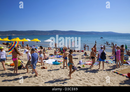 La Bulgarie, l'Europe, côte de la mer Noire, au sud de Sunny Beach, les personnes bénéficiant de la plage. Banque D'Images