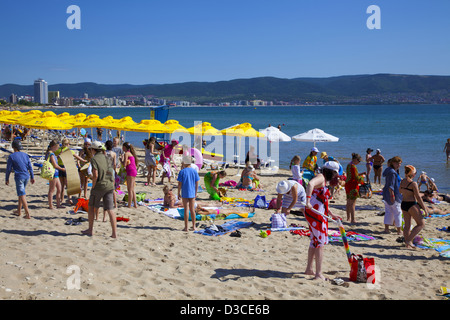La Bulgarie, l'Europe, côte de la mer Noire, au sud de Sunny Beach, les personnes bénéficiant de la plage, des parasols. Banque D'Images