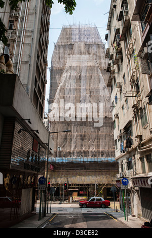 Les échafaudages en bambou construite autour de l'Uik Bâtiment gras ,encore utilisée pour sa durabilité, légèreté et souplesse. Banque D'Images