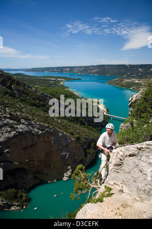 Rock-climber avec vue sur le Lac de Sainte Croix en arrière-plan, le Canyon du Verdon, Provence, France, Europe Banque D'Images