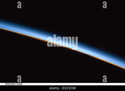 Une vue depuis la Station spatiale internationale capture le « bord » de la Terre, mettant en évidence la courbure de la planète et la mince atmosphère, mettant en valeur les caractéristiques uniques de la Terre dans l'espace. Banque D'Images