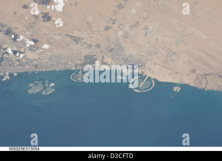 Une vue des Palm Islands et des World Islands à Dubaï, aux Émirats arabes Unis, capturée par l'équipage de la Station spatiale internationale le 7 novembre 2010. Ces îles artificielles emblématiques sont visibles de l'espace, mettant en valeur une ingénierie remarquable. Banque D'Images