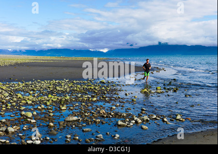 Homme court dur sur la plage de l'évêque, Homer, Alaska, USA Banque D'Images