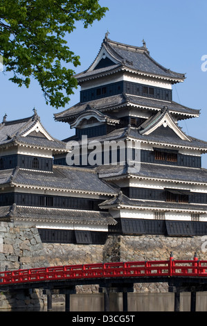 16ème siècle Château de Matsumoto, également connu sous le nom de Château-de-Corbeau, est un trésor national du Japon construit par Shimadachi Sadanaga. Banque D'Images