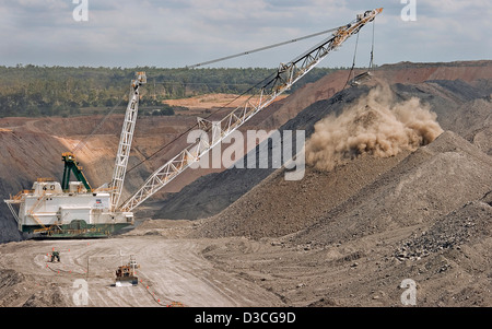 Une immense ligne de glisser et de creuser dans la mine de charbon à ciel ouvert dans la région de Central Queensland Australie Banque D'Images