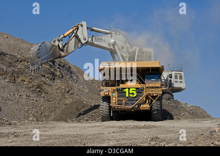 Chargement de l'excavateur en sol astuce camion à ciel ouvert d'un mine de charbon au centre du Queensland, Australie Banque D'Images