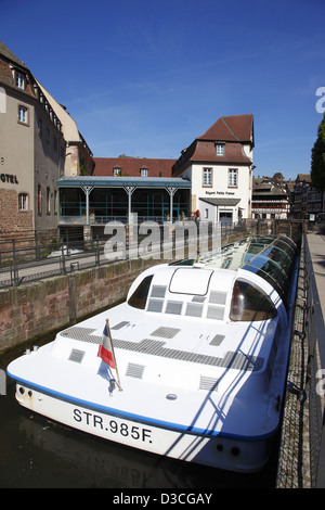 France, Alsace, Bas-rhin, Strasbourg, La Petite France, Quai Des Moulins, excursion en bateau dans l'écluse du canal . Banque D'Images