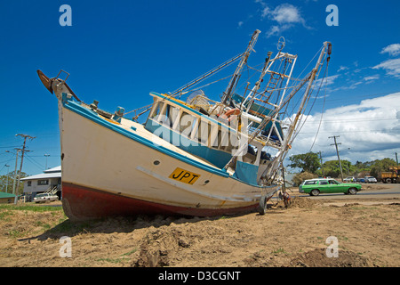 Chalutier de pêche rejetés sur la terre à côté de route et maisons à Bundaberg Queensland Australie après les inondations de 2013 Banque D'Images