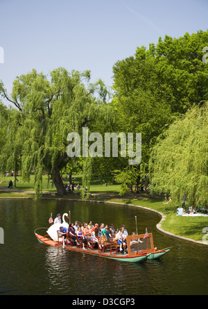 Swan bateau dans le Jardin Public Lagoon, Back Bay, Boston, Massachusetts, USA Banque D'Images