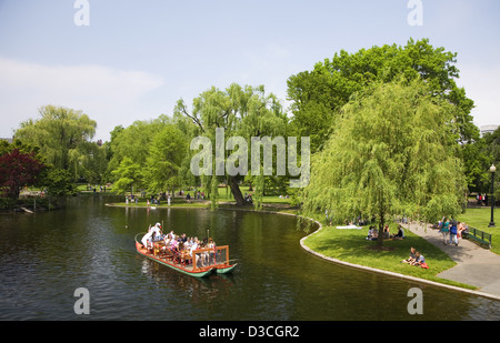 Swan bateau dans le Jardin Public Lagoon, Back Bay, Boston, Massachusetts, USA Banque D'Images