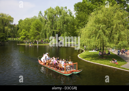 Swan bateau dans le Jardin Public Lagoon, Back Bay, Boston, Massachusetts, USA Banque D'Images