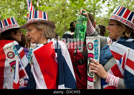 Habillés en femmes anglais Union Jack de couleurs à la reine Elisabeth II Célébrations du jubilé de diamant à St James' Park, Londres Banque D'Images