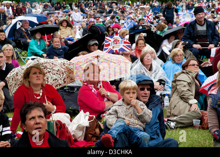 Les personnes qui participent à des célébrations du Jubilé de diamant à St James' Park regardent le cortège de la reine sur les écrans de plein air. Banque D'Images