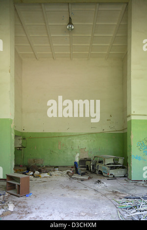 Gross Dölln, Allemagne, Trabant détruit dans les casernes de l'aérodrome Templin Banque D'Images