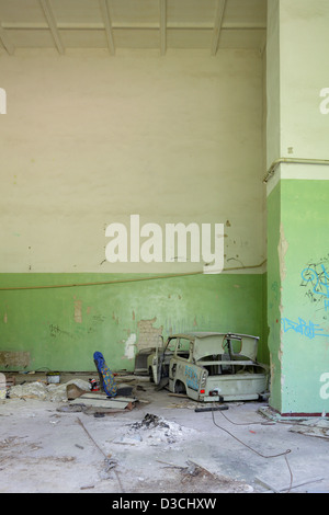 Gross Dölln, Allemagne, Trabant détruit dans les casernes de l'aérodrome Templin Banque D'Images