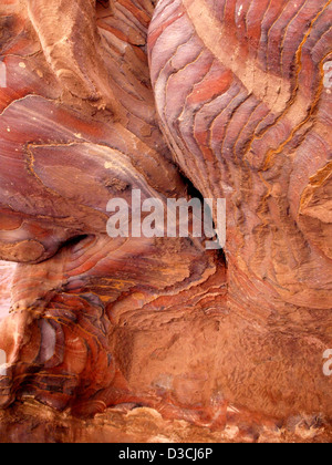 Couches de grès colorés rock formations géologiques à la ville archéologique de Petra, Wadi Musa, la Jordanie. Banque D'Images