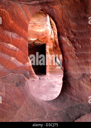 Couches de grès colorés rock formations géologiques à la ville archéologique de Petra, Wadi Musa, la Jordanie. Banque D'Images