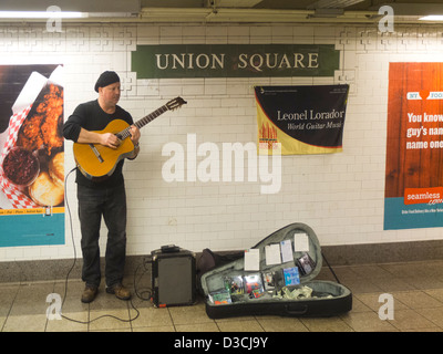 Musicien en métro station Banque D'Images