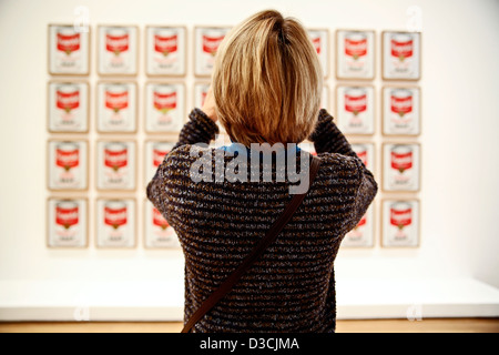 Woman Photographing Andy Warhol's Campbell Soup Série, Museum of Modern Art, MOMA, New York, NY, USA Banque D'Images