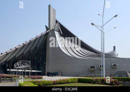 Stade national de Yoyogi à Tokyo conçu par l'architecte Kenzo Tange construit pour les Jeux Olympiques d'été de 1964 est encore un lieu populaire aujourd'hui Banque D'Images