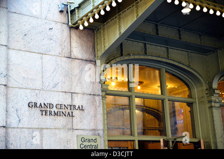 Panneau d'entrée et vue partielle de portes, Grand Central Station, East 42nd Street, New York, NY, USA Banque D'Images